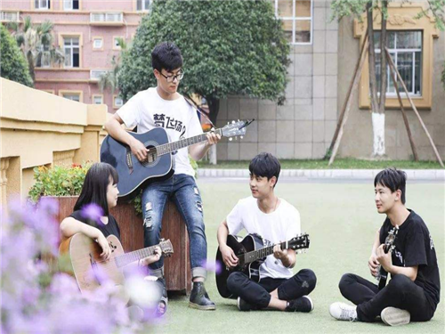 中国五冶大学浅谈职业学校读公办好还是民办好