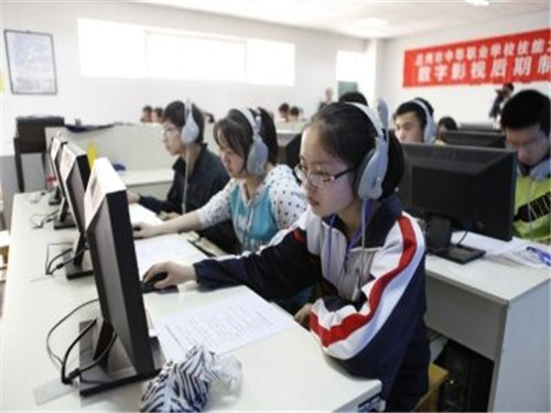 四川现代艺术学校附近有什么好吃的火锅店