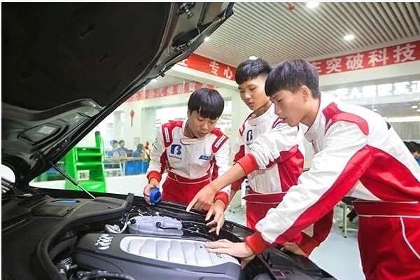 成都万通汽修学校汽车营销与服务专业