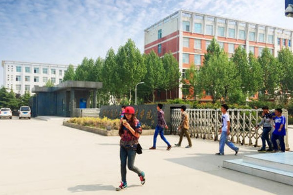 成都华商理工职业学校是公办的吗