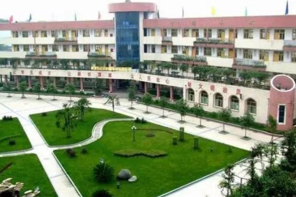 成都崇庆中学校风怎么样