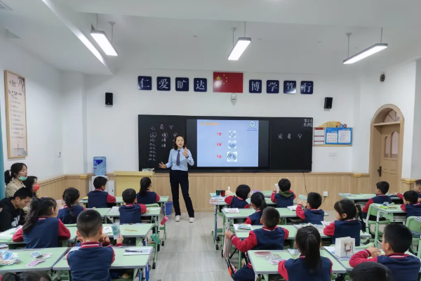 眉山北外附属东坡外国语学校