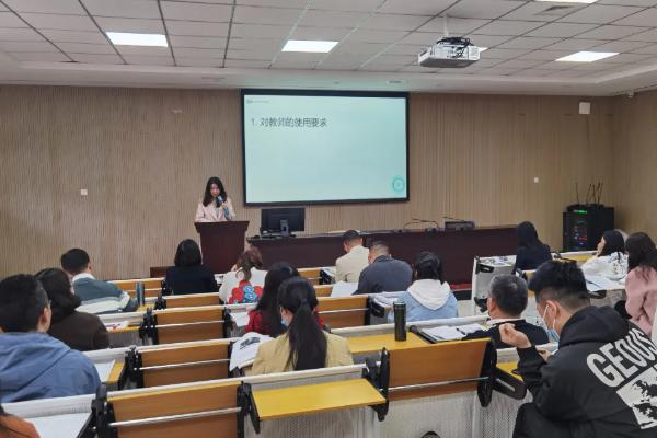 成都外国语学校举办讨论会