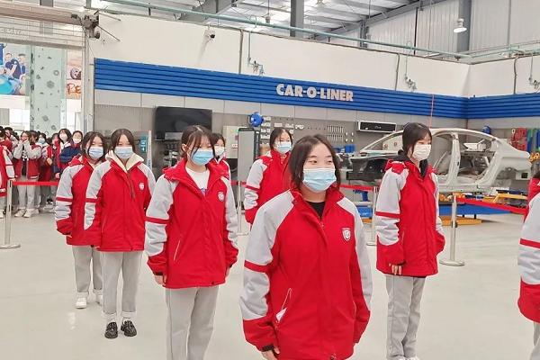 四川城市技师学院举办礼仪操比赛