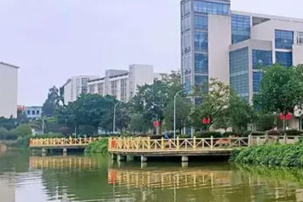 德阳科贸职业学院是公办还是民办学校