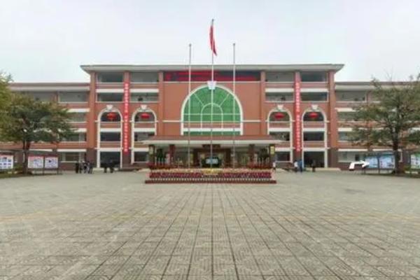 崇庆中学学校官网