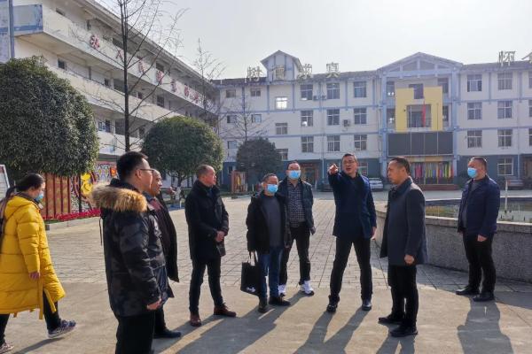 崇州市怀远中学做开学准备工作