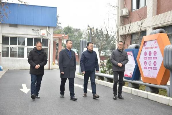 周权同志到成都石化工业学校督查开学工作