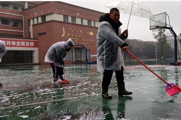 蒲江县寿安中学举行清扫运动场活动