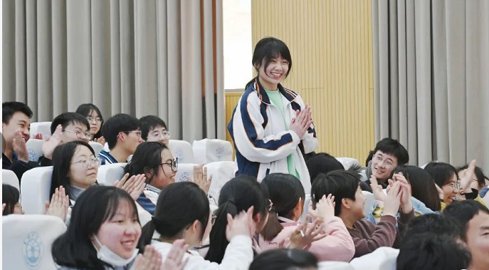 青神中学举行总结表彰大会