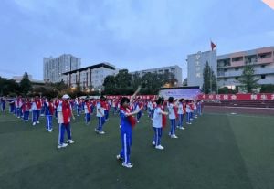 四川省彭州市第一中学是民办还是公办_校园环境