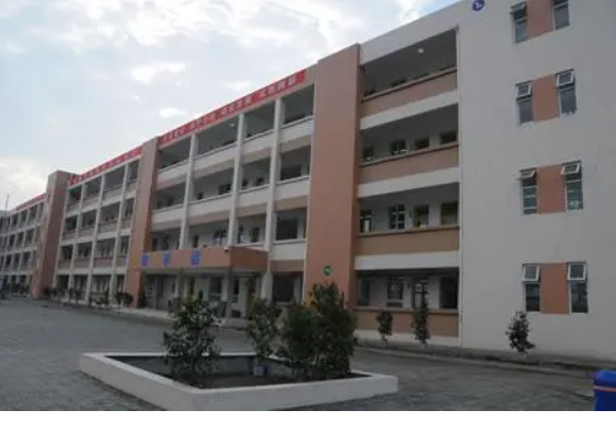 崇州市蜀城中学