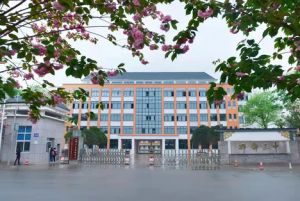 2024年四川省成都市郫都区第三中学班型设施_校园内设施有哪些