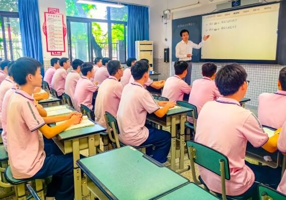 成都市郫都区友爱职业技术学校