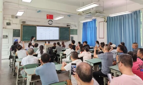 四川省崇州市崇庆中学