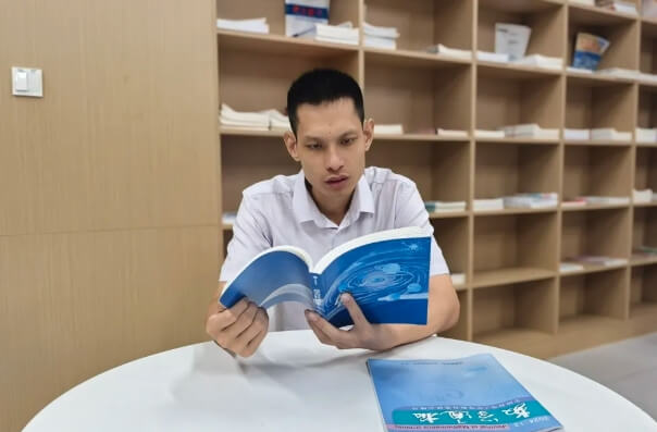 都江堰市嘉祥外国语学校
