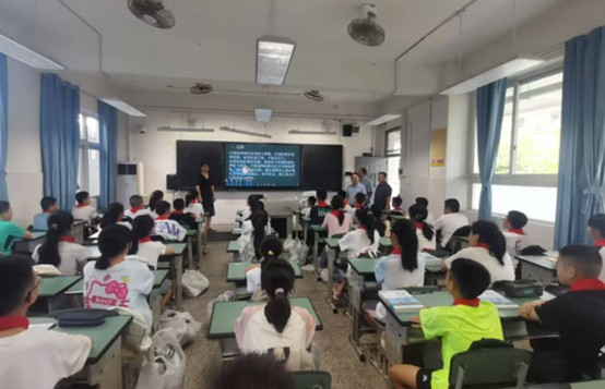 崇州市蜀城中学学生 崇州市蜀城中学学生