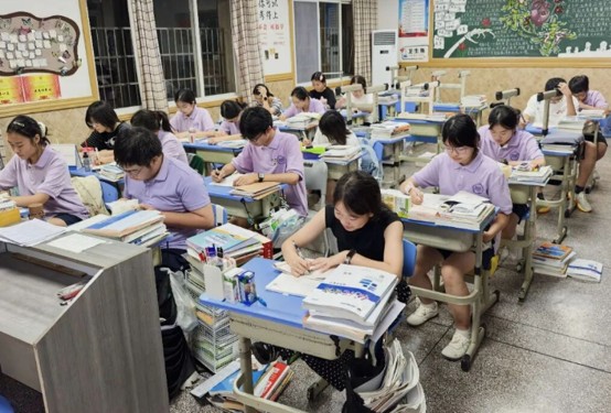 遂宁实验外国语学校学生在上课
