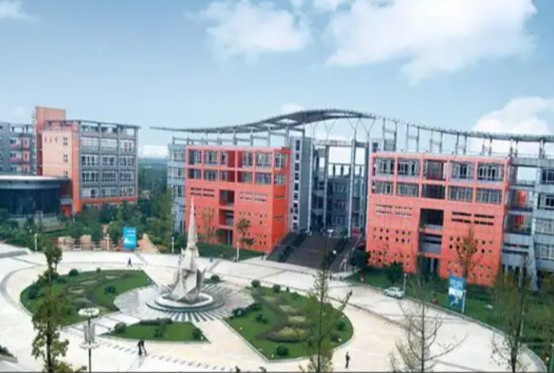 四川城市技师学院校园一角 四川城市技师学院校园一角