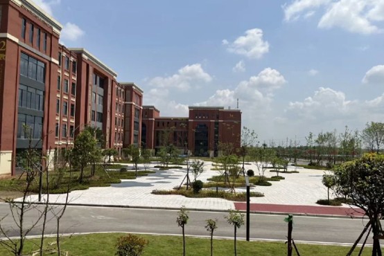 眉山卫生职业学校校园一角 眉山卫生职业学校校园一角