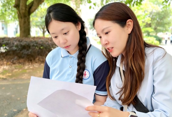眉山卫校优秀学子胡恩绮和班主任 眉山卫校优秀学子胡恩绮和班主任