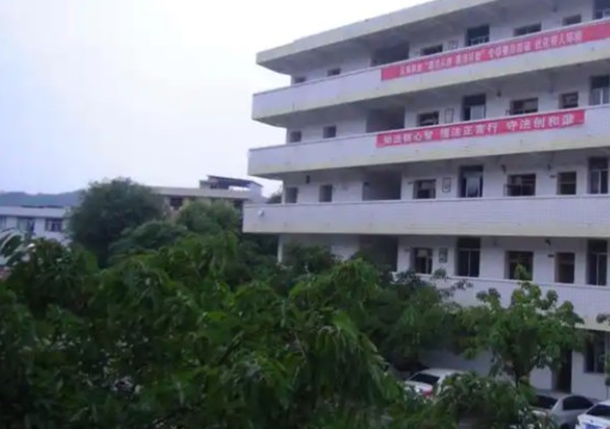 金堂县竹篙中学教学楼 金堂县竹篙中学教学楼