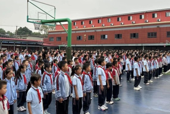 武侯区五七学校举行升旗仪式 武侯区五七学校举行升旗仪式