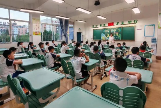 眉山冠城实验高中学生在上课 眉山冠城实验高中学生在上课